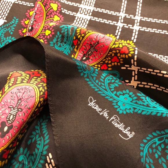 VINTAGE 1980s Diane Von Furstenberg Silk Scarf - Picture 2 of 10